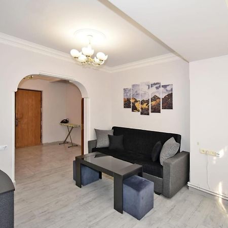 Luxury Spacious Apartment On Saryan Street.Centre Yerevan Bagian luar foto