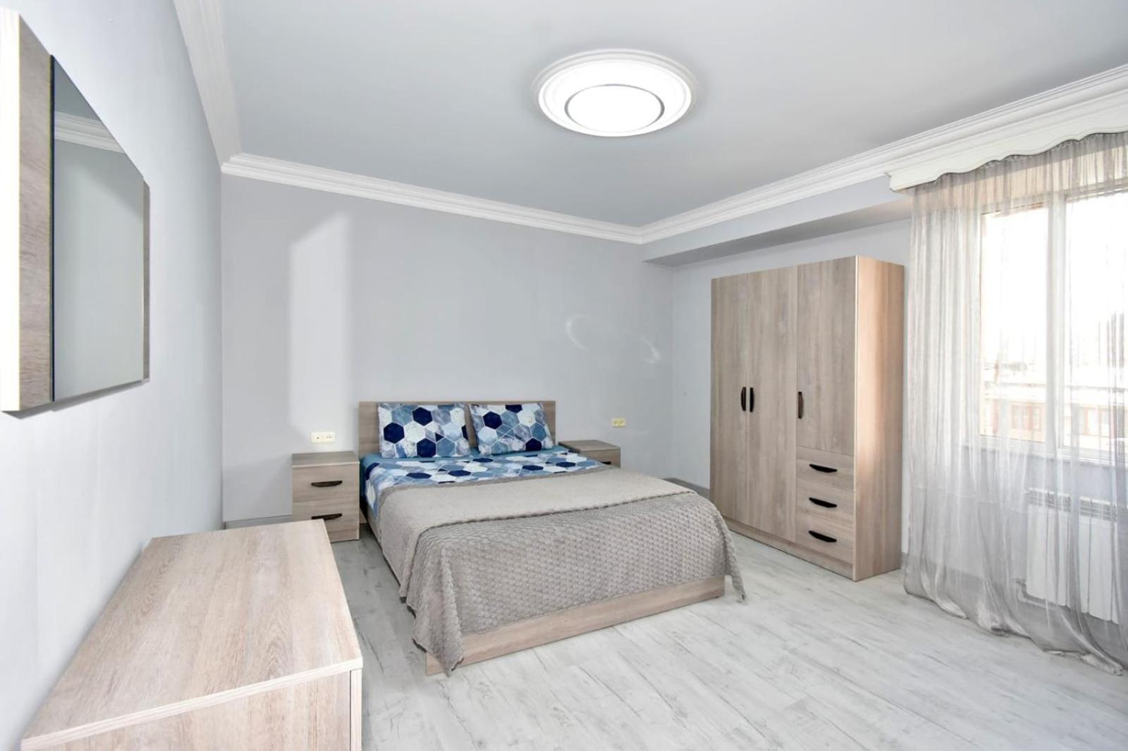 Luxury Spacious Apartment On Saryan Street.Centre Yerevan Bagian luar foto