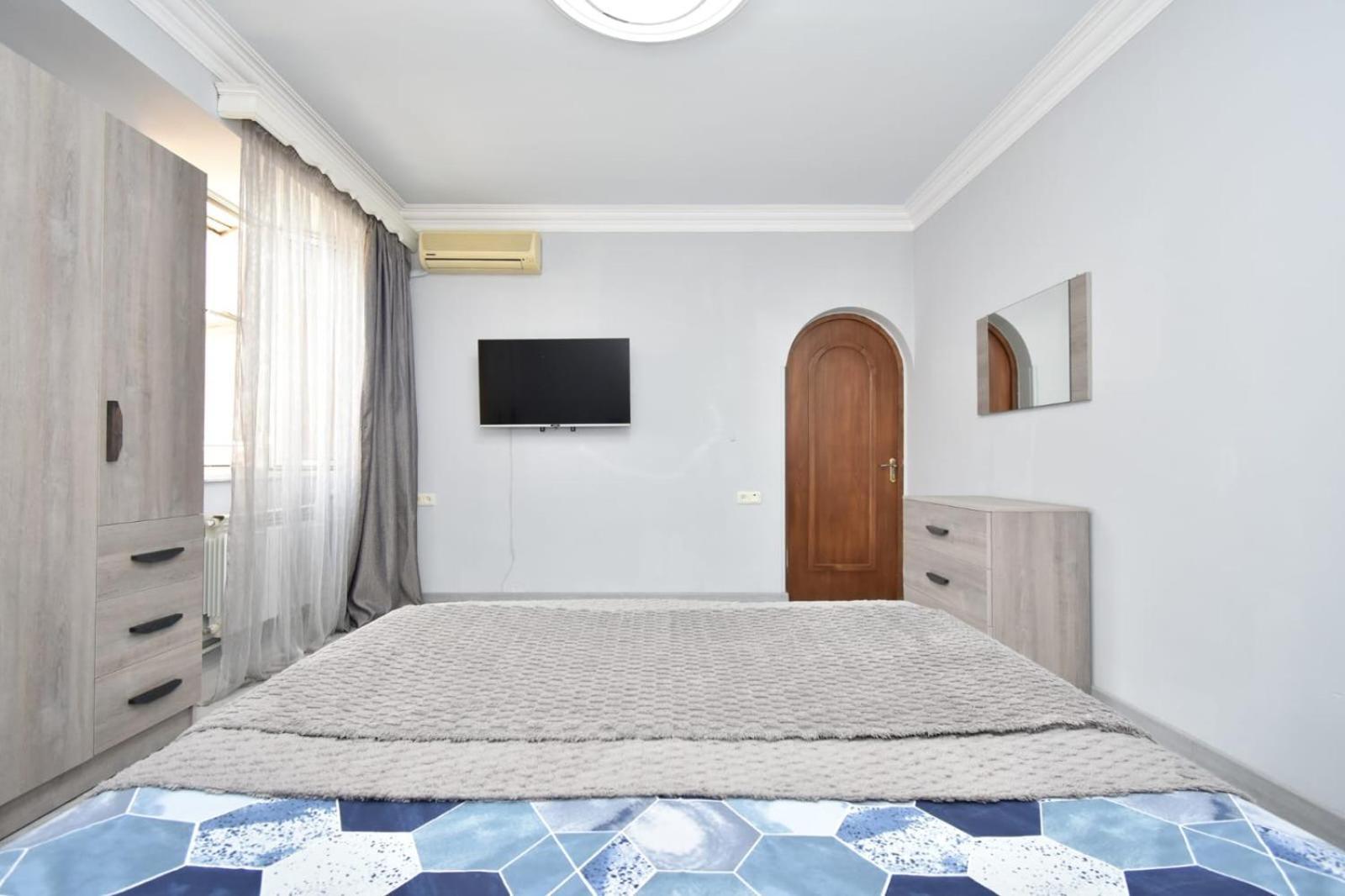 Luxury Spacious Apartment On Saryan Street.Centre Yerevan Bagian luar foto